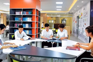 Học viên, sinh viên Trường ĐH Hùng Vương học tập, nghiên cứu tại thư viện thông minh. Ảnh: Website trường