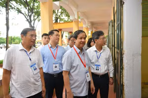 Bộ trưởng Nguyễn Kim Sơn và đoàn công tác của Bộ GD&ĐT kiểm tra công tác coi thi tốt nghiệp THPT năm 2023 tại Hưng Yên. Ảnh: Thế Đại 