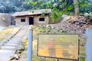 Lán ở và làm việc của Đại tướng Võ Nguyên Giáp. (Ảnh: Thảo Trang)