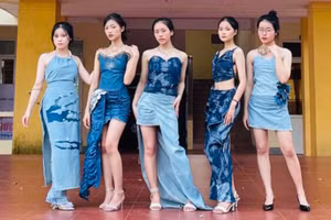 Bộ sưu tập thời trang tái chế từ vải jean của nhóm học sinh lớp 11A8 - Trường THPT Nguyễn Trung Thiên.