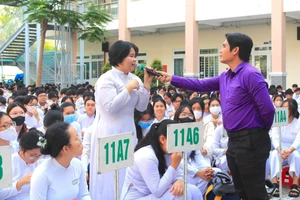 ThS Võ Minh Thành trong một buổi tư vấn cho học sinh THPT tại TPHCM. Ảnh: M.A