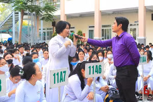 ThS Võ Minh Thành trong một buổi tư vấn cho học sinh THPT tại TPHCM. Ảnh: M.A