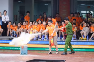 Học sinh Trường Tiểu học & THCS FPT Đà Nẵng được cán bộ công an hướng dẫn cách sử dụng bình chữa cháy mini dập lửa.