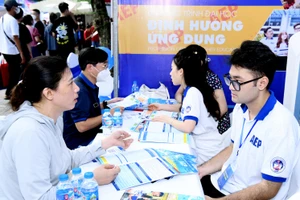 Thí sinh tham dự Ngày hội lựa chọn nguyện vọng xét tuyển đại học, cao đẳng năm 2023, tại Trường Đại học Kinh tế Quốc dân (Hà Nội). Ảnh: INT