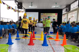 Học sinh Trường Tiểu học Bình Minh (Hoàn Kiếm, Hà Nội) trong một hoạt động thể chất. Ảnh: TG