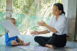 Huyền phụ bà chăm sóc em nhỏ.