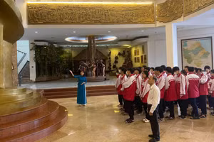 Giáo viên và học sinh Trường THPT chuyên Lê Quý Đôn thăm Bảo tàng Quảng Trị.