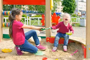 Khi một sự cố ở mức độ nhẹ hoặc dường như đang đi đúng hướng để có giải pháp tích cực thì sự can thiệp của cha mẹ có thể sẽ không cần thiết. 