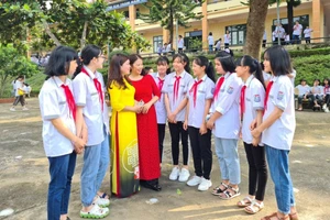 NGƯT Cao Thị Đại (thứ 3 từ bên trái) chia sẻ cùng học sinh. 