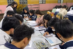 Học sinh Trường THPT số 1 Bắc Hà (Bắc Hà, Lào Cai) ôn tập buổi tối có sự hướng dẫn của thầy cô. Ảnh: NTCC