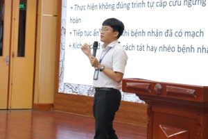 Minh Khang chia sẻ kinh nghiệm học tập cho các bạn tại Trường Đại học Y Dược TPHCM. Ảnh: NVCC