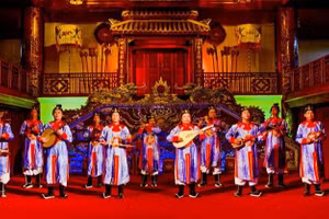 Tái hiện Nhã nhạc cung đình Huế tại nhà hát Duyệt Thị Đường. Ảnh: ITN.