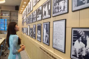 Một bạn trẻ tham quan không gian văn hóa Hồ Chí Minh tại Trường Đại học Nguyễn Tất Thành. Ảnh: Mạnh Tùng