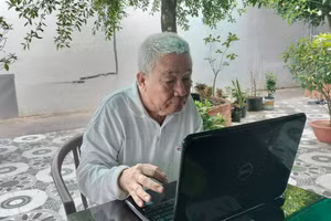 Nhà báo Đỗ Văn Nghiệp tuổi cao nhưng vẫn chịu khó học hỏi ứng dụng công nghệ thông tin.