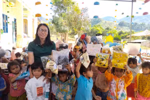 Dù còn nhiều khó khăn nhưng cô Huê luôn kết nối, mang những món quà ý nghĩa tặng cho trẻ vùng cao. Ảnh: Nguyễn Dung