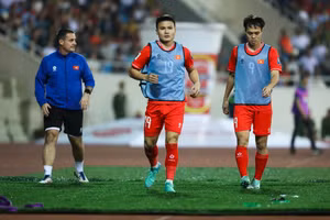 Quang Hải (giữa) khởi động ở trận gặp Indonesia tại Mỹ Đình. Ảnh: INT.