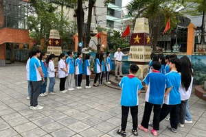 Thầy Hoàng Kim Phương - giáo viên Văn, Sử giảng dạy tiết Lịch sử tại hai mô hình cột mốc Hoàng Sa và Trường Sa. Ảnh: Minh Cương 