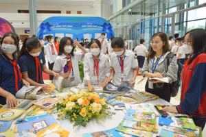 Giáo viên và học sinh tham khảo sách giáo khoa các nước trên thế giới tại sự kiện do Bộ GD&ĐT tổ chức năm 2022. Ảnh: Đăng Chung