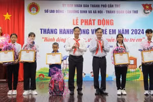 Lãnh đạo TP Cần Thơ trao quà và giấy khen của Quỹ Bảo trợ Trẻ em Việt Nam cho 5 trẻ em có hoàn cảnh đặc biệt khó khăn tiêu biểu tại Lễ phát động Tháng hành động vì trẻ em năm 2024. Ảnh: T. Xuân