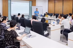 Chương trình tập huấn “Research Training Program 2023” nhằm nâng cao chất lượng công bố hàn lâm trên các tạp chí uy tín quốc tế của Đại học Kinh tế TPHCM. Ảnh: UEH