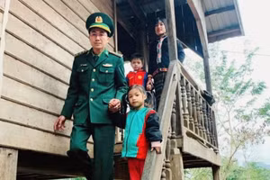 Giáo viên các trường học phối hợp Bộ đội Biên phòng vận động học sinh đến trường. Ảnh: Thanh Nga