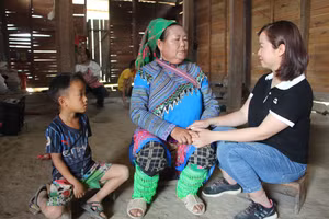 Cô Lê Thị Kim Liên - giáo viên điểm trường Pú Múa, Trường Mầm non số 1 Mường Mươn trong lần đi vận động học sinh tới trường.