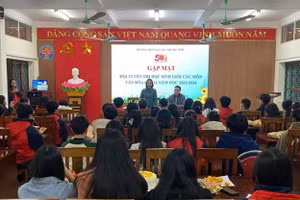 Cô Vương Xuân Thuận gặp gỡ, động viên học sinh các đội tuyển tham dự kỳ thi học sinh giỏi tỉnh. Ảnh: NVCC