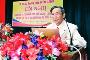 Thầy Ngô Trí Sỹ nhận huy hiệu 50 năm tuổi Đảng. Ảnh: NVCC