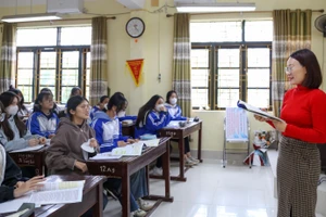 Cô trò Trường THPT Thuận Thành số 1 (Bắc Ninh) trong giờ ôn tập. Ảnh: NTCC