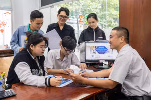 Ông Phạm Thái Sơn, Giám đốc Trung tâm Tuyển sinh và Truyền thông, Trường Đại học Công Thương TPHCM tư vấn tuyển sinh.