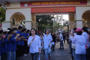 Thí sinh dự thi vào lớp 10 trường THPT công lập tỉnh Hải Dương năm 2024. Ảnh: Thế Anh.