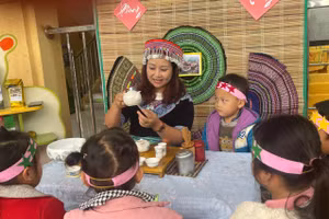 Cô Đỗ Thùy Quyên giới thiệu cho học sinh về đặc sản trà Suối Giàng.