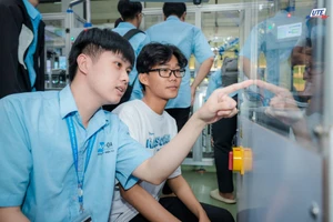 Sinh viên trải nghiệm thiết bị ở phòng thí nghiệm Yaskawa i3 -Mechatronics, Trường ĐH Sư phạm Kỹ thuật TPHCM. Ảnh: HCMUTE