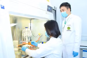 Giảng viên và sinh viên Học viện Nông nghiệp Việt Nam trong phòng Lab. Ảnh: NTCC
