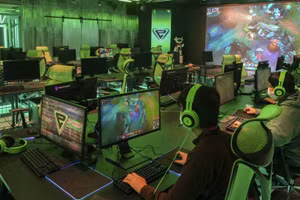 Dàn máy tính cấu hình cao tại Trường Trung học eSports, Nhật Bản. Ảnh: NYT