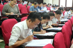 Các thành viên của đoàn kiểm tra Trường Đại học Khoa học xã hội và Nhân văn, Đại học Quốc gia TPHCM làm bài trắc nghiệm đánh giá. Ảnh: Hương Mỹ