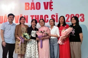 Phạm Thu Thủy (giữa) và người thân trong buổi Bảo vệ luận án Thạc sĩ. Ảnh: Gia đình cung cấp