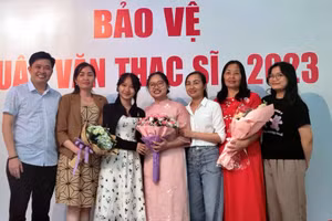 Phạm Thu Thủy (giữa) và người thân trong buổi Bảo vệ luận án Thạc sĩ. Ảnh: Gia đình cung cấp