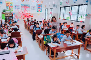 Cô Võ Thị Hoa và học trò tại Trường Tiểu học Cao Văn Ngọc (Côn Đảo). Ảnh: NVCC