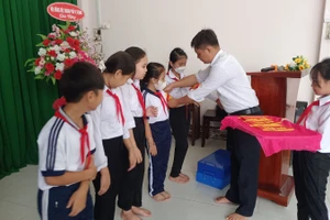 Liên đội Trường Tiểu học Võ Thị Sáu (TP Vị Thanh, Hậu Giang) ra mắt đội sao đỏ. Ảnh: NTCC