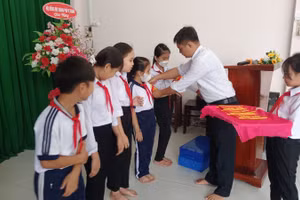 Liên đội Trường Tiểu học Võ Thị Sáu (TP Vị Thanh, Hậu Giang) ra mắt đội sao đỏ. Ảnh: NTCC