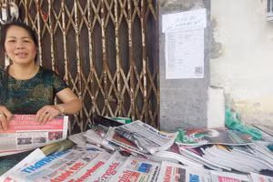 Dù khách mỗi ngày một vắng nhưng chị Oanh vẫn duy trì sạp báo ở 11 Phan Huy Chú bằng niềm vui từ tuổi thanh xuân. Ảnh: Bình Thanh.