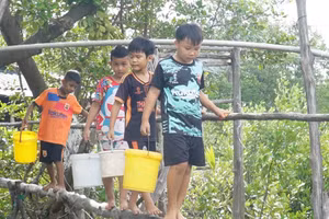 Nhiều trẻ em vùng sâu ở Cà Mau vất vả mưu sinh trong mùa Hè.