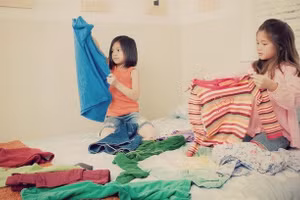 Nên giao việc cho trẻ tuỳ theo độ tuổi. Ảnh minh họa.