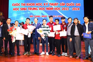 Đoàn Lâm Đồng chụp hình lưu niệm với Thứ trưởng Bộ GD&ĐT Phạm Ngọc Thưởng tại Lễ trao giải Cuộc thi Khoa học kỹ thuật cấp quốc gia học sinh trung học năm học 2023 – 2024. Ảnh: Website Sở GD&ĐT Lâm Đồng