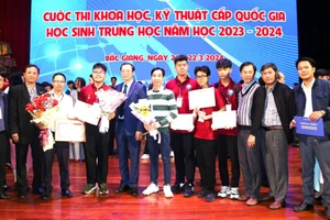 Đoàn Lâm Đồng chụp hình lưu niệm với Thứ trưởng Bộ GD&ĐT Phạm Ngọc Thưởng tại Lễ trao giải Cuộc thi Khoa học kỹ thuật cấp quốc gia học sinh trung học năm học 2023 – 2024. Ảnh: Website Sở GD&ĐT Lâm Đồng