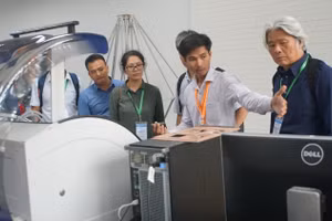 Những nhà khoa học trong lĩnh vực vật lý kỹ thuật tham quan Trường Đại học Việt Đức, tháng 10/2023. Ảnh: Mạnh Tùng