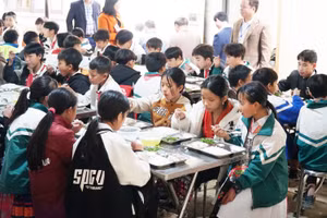 Bữa ăn bán trú của học sinh Trường Phổ thông DTBT THCS Mường Lống, huyện Kỳ Sơn, Nghệ An. Ảnh: Hồ Lài