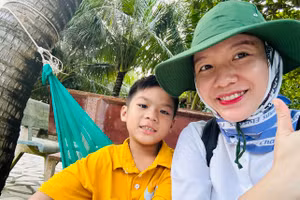 Nhà báo Phương Thảo cùng Vi Quý Đăng, Trường Tiểu học thị trấn Trường Sa.