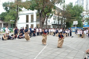 Học sinh Trường THCS Trung Hòa (quận Cầu Giấy, Hà Nội) trong Ngày hội Trò chơi dân gian. Ảnh: NTCC